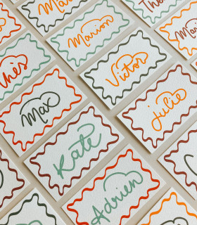 Marque-places calligraphiés – Design wavy & rétro années 70