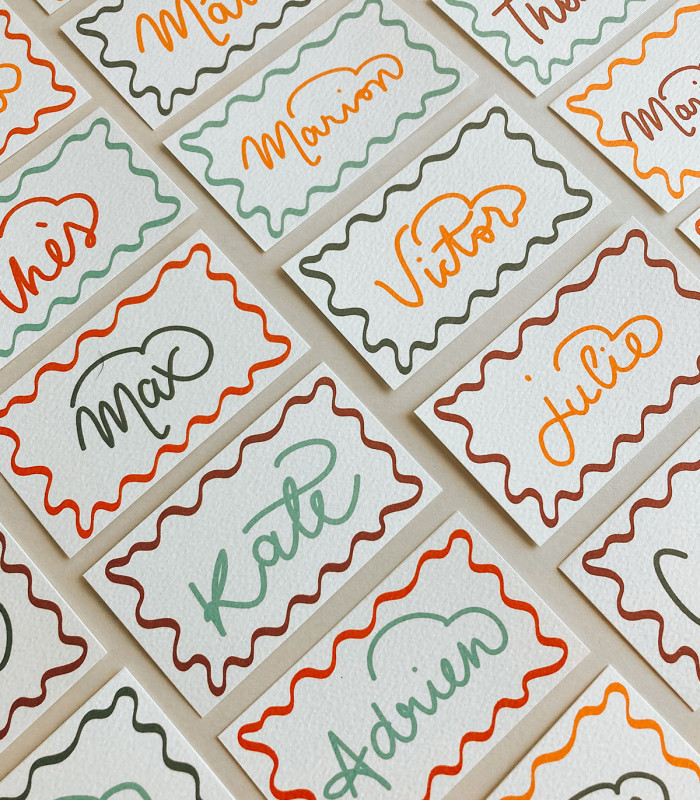 Marque-places calligraphiés – Design wavy & rétro années 70